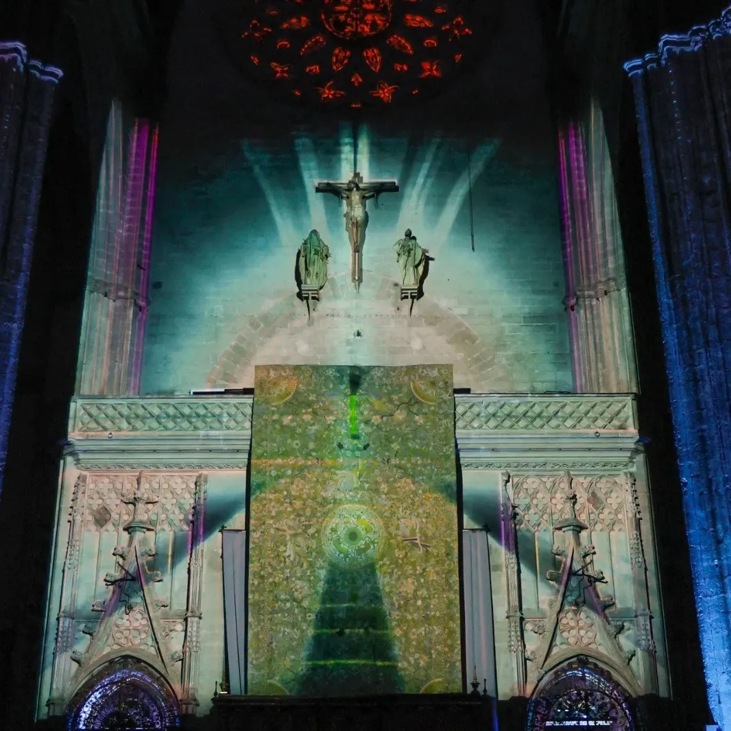 Video mapping en verde y dorado sobre la fachada interior de la Catedral de Sevilla